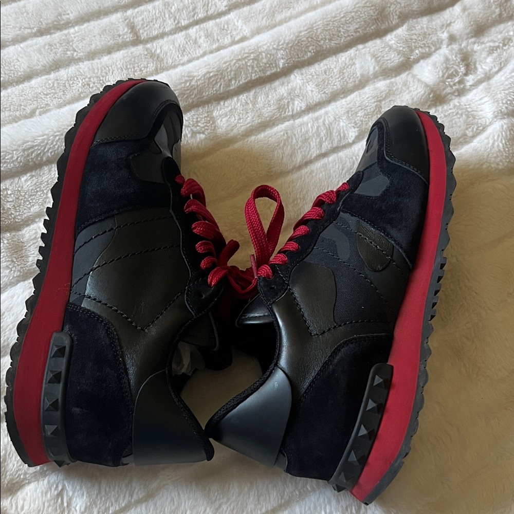 Valentino Garavani Black & Red Camo Rockrunner Sneakers - Picture 8 of 16